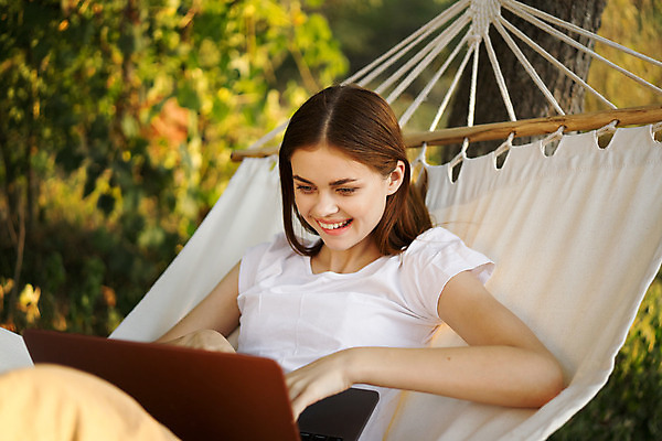 포토 JPG 해외이미지 주간 여자 여유 휴가 휴식 한명 상반신 성인 야외 앞모습 노트북 눕기 타이핑 해먹 성인여자한명만 해외포토 자연요소 1 감정 뷰포인트 컨셉 모션 사람 전자제품 침대 여자한명만 성인여자만 파일형식 이미지허브