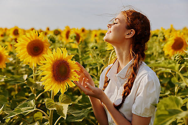 포토 JPG 해외이미지 주간 여자 꽃밭 해바라기 한명 손짓 상반신 성인 야외 옆모습 눈감음 성인여자한명만 해외포토 자연요소 1 꽃 뷰포인트 모션 사람 여자한명만 성인여자만 파일형식 이미지허브