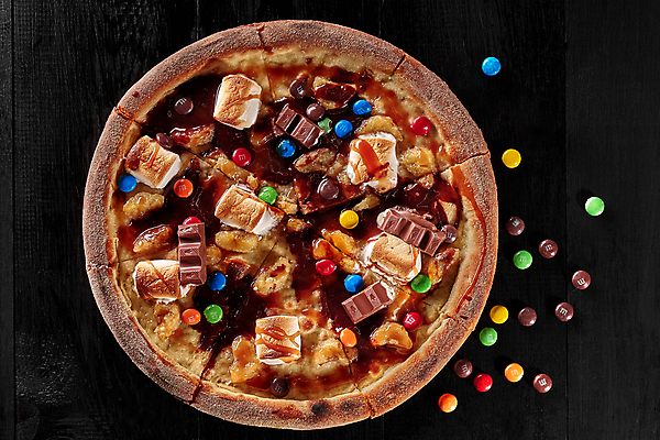 포토 JPG 해외이미지 피자 사탕 사람없음 하이앵글 초콜릿 원형 시럽 마시멜로우 나무탁자 캐러멜 해외포토 도형 뷰포인트 탁자 디저트 패스트푸드 서양음식 파일형식 이미지허브