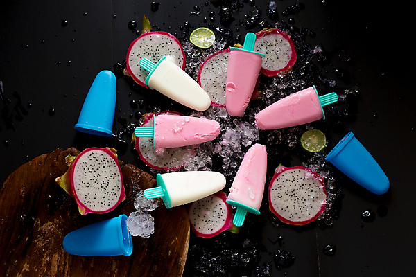 포토 JPG 해외이미지 검은배경 아이스크림 사람없음 얼음 여러개 라임 용과 나무도마 해외포토 자연요소 다수 백그라운드 과일 디저트 도마 목재 검은색 파일형식 이미지허브