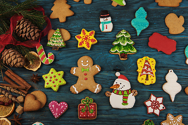 포토 JPG 해외이미지 크리스마스 눈사람 실내 사람없음 선물상자 쿠키 솔방울 진저맨 크리스마스트리모양쿠키 진저쿠키 나무배경 해외포토 기념일 백그라운드 디저트 선물 내부 상자 파일형식 이미지허브