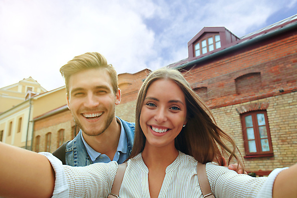 포토 JPG 해외이미지 커플 응시 여자 남자 여행 창문 하늘 거리 웃음 상반신 성인 야외 두명 건물 앞모습 성인만 해외포토 건축물 시선 뷰포인트 관계 표정 사람 파일형식 이미지허브