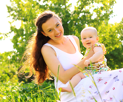 포토 JPG 해외이미지 주간 전신 여자 행복 모녀 함께함 앉기 상반신 성인 야외 두명 앞모습 옆모습 아기 여자만 들어올리기 해외포토 자연요소 딸 감정 뷰포인트 컨셉 가족 모션 엄마 사람 파일형식 이미지허브