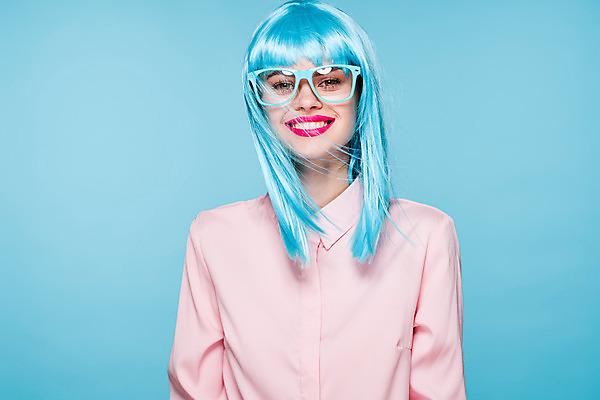 포토 JPG 해외이미지 여자 하늘색 한명 미소 상반신 성인 앞모습 가발 성인여자한명만 안경낌 힙스터 해외포토 1 패션 안경 뷰포인트 표정 사람 파란색 여자한명만 성인여자만 파일형식 이미지허브