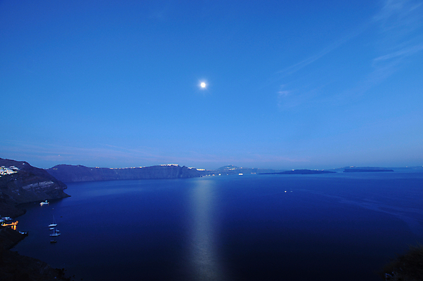 포토 JPG 해외이미지 모래 파도 바다 섬 여행 백그라운드 자연 하늘 휴가 휴식 풍경 사람없음 물 여름 파란색 햇빛 태양 여행객 마을 맑음 수영 일몰 그리스 화산 산토리니 그리스인 이국적 수평선 해외포토 자연요소 서양인 계절 유럽 컬러 컨셉 날씨 산 사람 노을 수상스포츠 생태계 파일형식 이미지허브