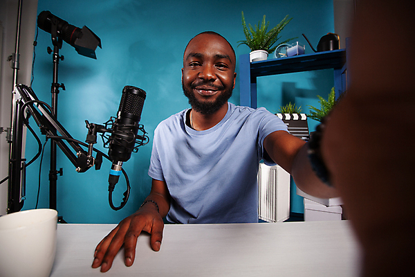 포토 JPG 해외이미지 남자 화초 선반 한명 상반신 성인 컵 파란색 촬영 원근감 책상 마이크 방송 촬영실 성인남자한명만 유튜버 해외포토 식물 1 식기 뷰포인트 컬러 음향기기 가구 사람 공간 남자한명만 성인남자만 파일형식 크리에이터 이미지허브