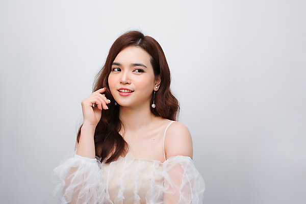 포토 JPG 해외이미지 응시 여자 회색배경 실내 한명 손짓 상반신 성인 앞모습 뷰티 성인여자한명만 해외포토 1 시선 뷰포인트 백그라운드 모션 사람 내부 회색 여자한명만 성인여자만 파일형식 이미지허브