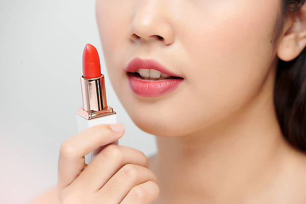 포토 JPG 해외이미지 여자 실내 한명 들기 동양인 상반신 성인 앞모습 화장 뷰티 립스틱 턱 성인여자한명만 해외포토 1 뷰포인트 모션 사람 인종 내부 화장품 여자한명만 성인여자만 파일형식 이미지허브