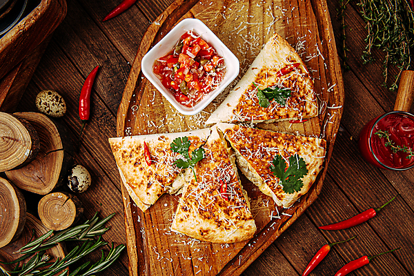 포토 JPG 해외이미지 서양음식 실내 사람없음 하이앵글 멕시코음식 나무쟁반 살사소스 케사디야 나무배경 해외포토 음식 뷰포인트 백그라운드 쟁반 내부 목재 소스_음식 파일형식 이미지허브