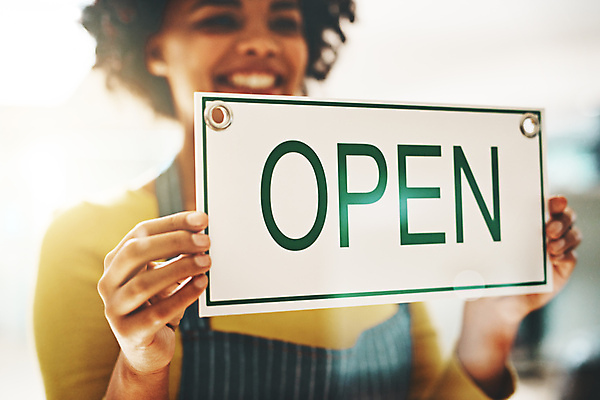 포토 JPG 해외이미지 여자 비즈니스 사업가 한명 들기 상반신 성인 앞모습 표지판 오픈 사장 창업 개업 성인여자한명만 소상공인 해외202309 해외포토 직업 1 뷰포인트 모션 알림판 사람 경제 상인 자영업 여자한명만 성인여자만 파일형식 이미지허브