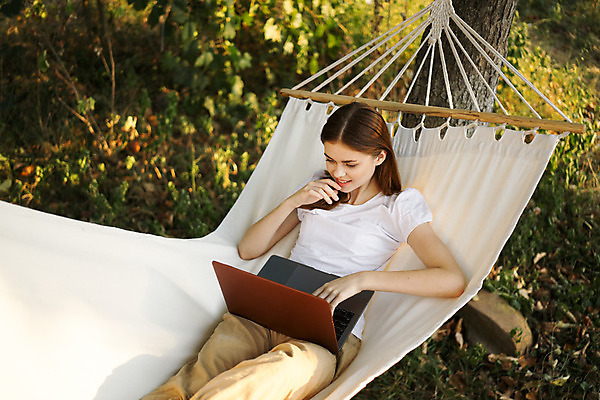 포토 JPG 해외이미지 주간 여자 여유 휴가 휴식 한명 손짓 상반신 성인 야외 앞모습 노트북 눕기 타이핑 해먹 성인여자한명만 해외포토 자연요소 1 감정 뷰포인트 컨셉 모션 사람 전자제품 침대 여자한명만 성인여자만 파일형식 이미지허브