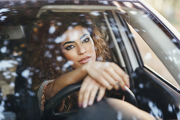 포토 JPG 해외이미지 라이프스타일 헤어스타일 응시 여자 얼굴 여행 교통시설 자동차 새로움 거리 실내 한명 사람 앉기 성인 운전 도시 운전사 아랍어 자동 해외포토 직업 1 시선 육상교통 교통 컨셉 모션 내부 생활 신체부위 시설 파일형식 이미지허브