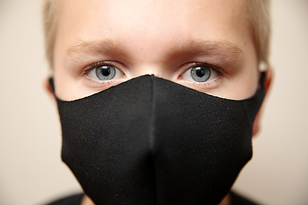 포토 JPG 해외이미지 남자 얼굴 어린이 건강 가면 한명 안전 사람 소년 약 고통 물방울 비행 열 수비 오염 바이러스 호흡 보호 질병 감염 박테리아 알레르기 기침 돌봄 인플루엔자 전염병 천식 해외포토 1 감정 컨셉 의학 모션 신체부위 파일형식 이미지허브