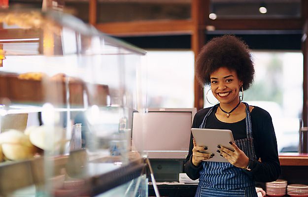 포토 JPG 해외이미지 응시 사업가 성공 들기 성인 앞모습 태블릿 상점 카페 사장 직원 자영업 소상공인 해외포토 직업 시선 뷰포인트 컨셉 비즈니스 모션 사람 경제 전자제품 스마트기기 상인 파일형식 이미지허브