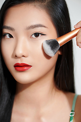 포토 JPG 해외이미지 응시 여자 실내 한명 들기 근접촬영 상반신 성인 앞모습 뷰티 메이크업브러쉬 성인여자한명만 해외포토 1 시선 뷰포인트 모션 사람 내부 붓 여자한명만 성인여자만 파일형식 이미지허브