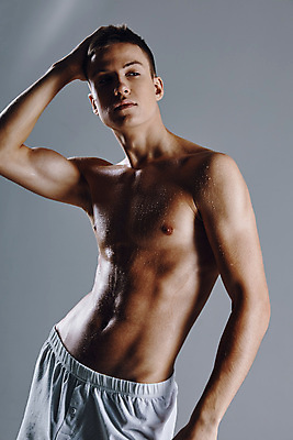 포토 JPG 해외이미지 백인 응시 남자 포즈 회색배경 실내 한명 상반신 성인 앞모습 근육질 성인남자한명만 바디프로필 해외포토 서양인 1 시선 뷰포인트 백그라운드 근육 사람 내부 헬스 회색 몸매 남자한명만 성인남자만 파일형식 이미지허브