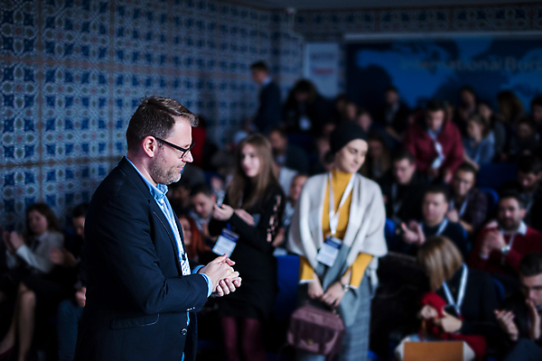 포토 JPG 해외이미지 여자 남자 실내 여러명 상반신 성인 앞모습 옆모습 아웃포커스 손잡기 비즈니스맨 군중 강의 강당 세미나 성인만 해외포토 뷰포인트 다수 비즈니스 모션 촬영기법 사람 내부 직장인 파일형식 이미지허브