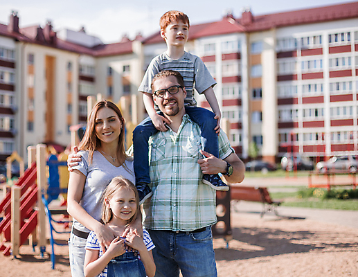 포토 JPG 해외이미지 전신 백인 라이프스타일 여자 남자 딸 행복 아들 어린이 가족 놀이 엄마 함께함 실내 사랑 웃음 사람 소년 여러명 상반신 성인 앞모습 아웃포커스 부모 목말 아빠 놀이터 해외포토 서양인 감정 뷰포인트 다수 컨셉 관계 모션 촬영기법 표정 내부 생활 파일형식 이미지허브