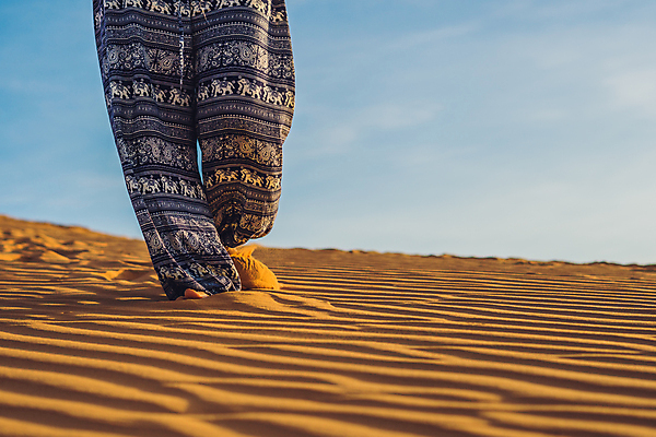 포토 JPG 해외이미지 주간 모래 야외 신체부위 걷기 사막 해외포토 자연요소 모션 사람 파일형식 이미지허브