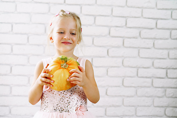 포토 JPG 해외이미지 서양인 응시 여자 어린이 호박 실내 한명 들기 상반신 앞모습 흰배경 소녀한명만 카피스페이스 해외포토 외국인 1 시선 뷰포인트 백그라운드 채소 모션 사람 내부 공백 흰색 여자한명만 소녀만 파일형식 이미지허브