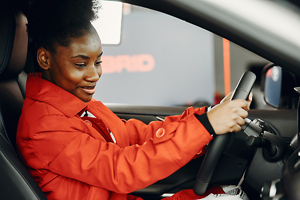 포토 JPG 해외이미지 모델 1 응시 여자 얼굴 백그라운드 비즈니스 교통시설 자동차 새로움 갈색머리 실내 한명 사람 인종 성인 사무실 판매 세일 상점 검은색 흰색 운전사 구매 고객 서비스 싱글 흥분 딜러 보여주기 소매 주인 자동 스타일 해외포토 직업 헤어스타일 시선 감정 육상교통 컬러 교통 컨셉 모션 내부 신체부위 쇼핑 시설 파일형식 이미지허브