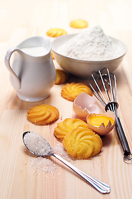 포토 JPG 해외이미지 그릇 주전자 사람없음 쿠키 계란 숟가락 우유 설탕 준비 밀가루 제빵 거품기 나무배경 해외포토 식기 백그라운드 주방용품 디저트 유제품 수저 제과제빵 알 가루 파일형식 이미지허브
