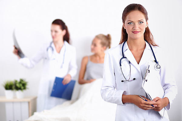 포토 JPG 해외이미지 백인 직업 1 학생 손 응시 여자 백그라운드 유니폼 청진기 실내 건강 병원 서기 미소 사람 성인 세명 사무실 뷰티 약 간호사 의사 코트 흰색 잡기 업무 폴더 처방 고립 돌봄 해외포토 서양인 시선 옷 컬러 비즈니스 의학 의료기기 모션 표정 내부 신체부위 외투 의료진 작업 파일 파일형식 이미지허브