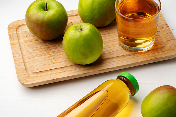 포토 JPG 해외이미지 과일 실내 사람없음 사과 과일주스 흰배경 청사과 나무받침 사과주스 해외포토 백그라운드 내부 목재 주스 흰색 받침대 파일형식 이미지허브