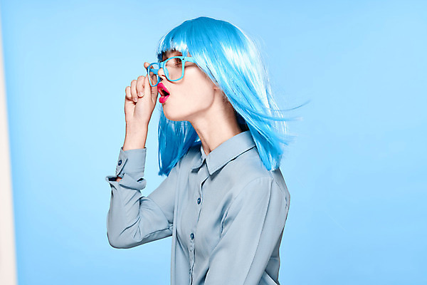 포토 JPG 해외이미지 여자 하늘색 입벌림 한명 상반신 성인 옆모습 가발 성인여자한명만 안경낌 힙스터 해외포토 1 패션 안경 뷰포인트 표정 사람 파란색 여자한명만 성인여자만 파일형식 이미지허브