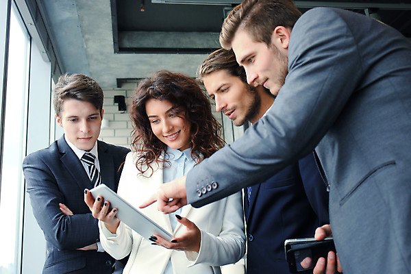 포토 JPG 해외이미지 백인 직업 응시 여자 남자 행복 인터넷 비즈니스 사업가 창문 성공 불꽃 직장 함께함 대화 서기 미소 사람 여러명 성인 터치패드 사무실 알약 우주 디지털 비즈니스우먼 자신감 그룹 이메일 무선전화기 동료 온라인 스카이라인 경영 진짜 터치스크린 콜라보레이션 해외포토 서양인 시선 감정 다수 컨셉 회사 관계 모션 불 표정 말하기 약 직장인 전화기 파일형식 이미지허브