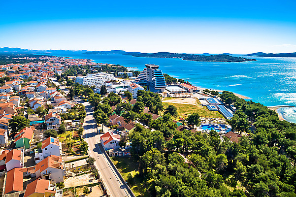 포토 JPG 해외이미지 전통 유럽 파도 바다 섬 건축양식 휴가 주택 항해 안테나 해변 사람없음 건물 물 파란색 항구 산책로 도시 만 보트 역사 지중해 타운 크로아티아 다도해 달마시안 옛날 해외포토 자연요소 건축물 건축 나라 길 컬러 배_교통 통신 교통시설 개 파일형식 이미지허브