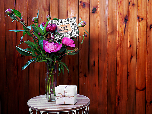 포토 JPG 해외이미지 식물 디자인 여자 꽃 행복 분홍색 꽃다발 백그라운드 꽃무늬 엄마 휴가 기념 선물 이벤트 사람없음 목재 장식 선물상자 파티 꽃병 봄 기쁨 흰색 축하 인사 신용카드 생일 날짜 작음 심볼 내추럴 작약 카피스페이스 해외포토 나무 계절 기념일 감정 컬러 컨셉 무늬 재료 가족 사람 금융 상자 공백 예절 크기 파일형식 이미지허브