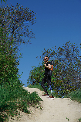 포토 JPG 해외이미지 1 라이프스타일 남자 행복 스포츠 여행 자연 산 건강 한명 사람 야외 여름 걷기 검은색 매트 도시 장애인 무릎 장애 방수 보철 양발 인공 자극 해외포토 계절 감정 컬러 모션 생활 신체부위 생태계 파일형식 이미지허브