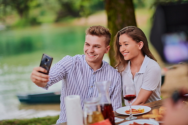 포토 JPG 해외이미지 커플 여자 남자 행복 휴가 미소 들기 상반신 성인 야외 두명 앞모습 옆모습 아웃포커스 스마트폰 파티 소프트포커스 셀프카메라 성인만 해외포토 감정 뷰포인트 관계 모션 촬영기법 표정 사람 이벤트 핸드폰 스마트기기 사진촬영 파일형식 이미지허브