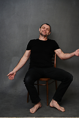 포토 JPG 해외이미지 전신 백인 직업 남자 행복 백그라운드 컨셉 생각 의자 비즈니스 피곤 한명 사람 앉기 정장 금융 사무실 경쟁 회색 떨어짐 종업원 스마트 투자 해결 경영 고립 마케팅 정중 무너짐 해외포토 서양인 1 옷 감정 컬러 가구 모션 경제 파일형식 이미지허브