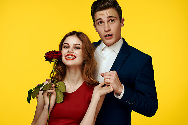 포토 JPG 해외이미지 백인 커플 여자 남자 포옹 들기 상반신 성인 두명 장미 낭만 우아함 성인만 해외포토 서양인 꽃 컨셉 관계 안기 모션 사람 파일형식 이미지허브