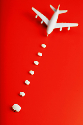 포토 JPG 해외이미지 디자인 여행 백그라운드 컨셉 교통시설 휴가 비행기 사람없음 장난감 알약 자유 심볼 항공 노선 루트 빨간배경 해외포토 교통 항공교통 대중교통 빨간색 약 시설 파일형식 이미지허브