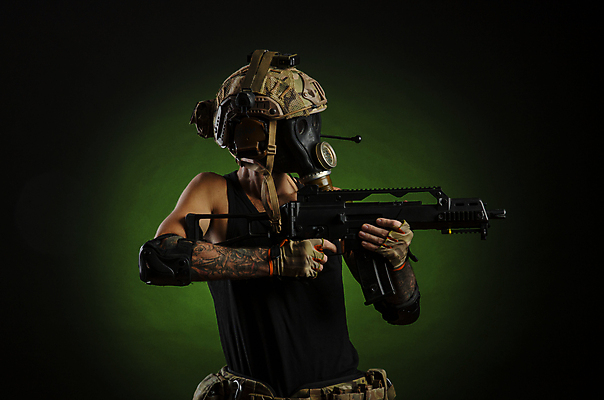 포토 JPG 해외이미지 남자 무기 한명 초록색 빛 장비 권총 보호 헬멧 공격 사냥꾼 지원 해외포토 직업 1 컬러 컨셉 모션 사람 총 보호장비 파일형식 이미지허브