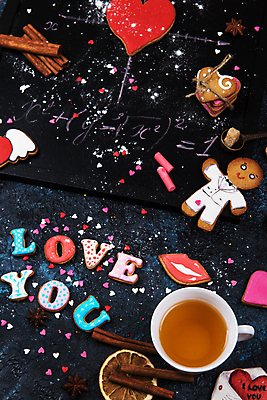 포토 JPG 해외이미지 검은배경 실내 사랑 사람없음 쿠키 입술모양 아이러브유 진저맨 진저쿠키 해외포토 모양 감정 백그라운드 디저트 내부 검은색 파일형식 이미지허브