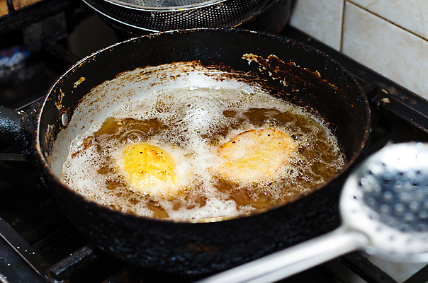 포토 JPG 해외이미지 접시 음식 조각 백그라운드 부분 탁자 감자 파슬리 요리 사람없음 노란색 주방 식사 저녁식사 튀김 뜨거움 프라이팬 황금 맛 아침식사 기름 정상 난로 굽기 먹기 향신료 오브젝트 속도 준비 매움 슬라이스 점심식사 핸드메이드 스타일 맛있는 해외포토 식기 컬러 가구 컨셉 채소 모션 주방용품 난방기 구이 향미료 파일형식 이미지허브