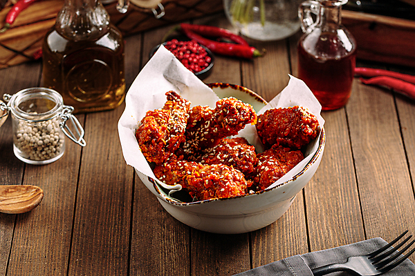 포토 JPG 해외이미지 실내 사람없음 양념치킨 담기 닭날개 미국음식 나무배경 버팔로윙 해외포토 백그라운드 모션 서양음식 내부 치킨 닭고기 파일형식 이미지허브