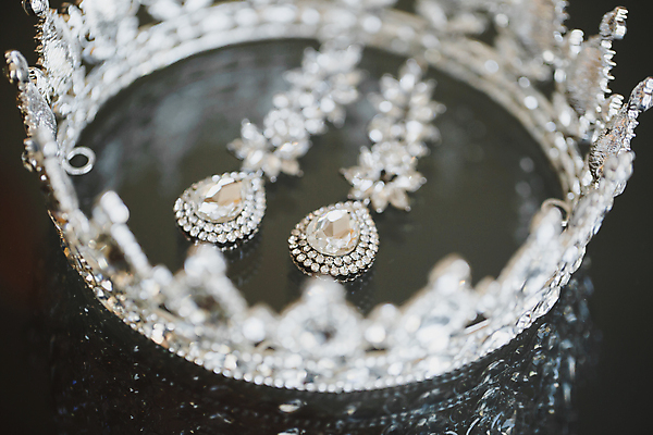포토 JPG 해외이미지 사람없음 반사 귀걸이 화려 보석 티아라 결혼소품 해외포토 결혼 컨셉 장신구 왕관 광석 오브젝트 파일형식 이미지허브