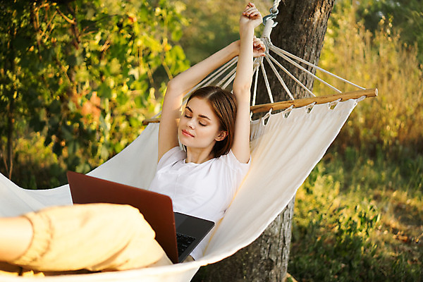 포토 JPG 해외이미지 주간 여자 여유 휴가 휴식 한명 상반신 성인 야외 옆모습 노트북 눕기 눈감음 기지개 해먹 성인여자한명만 해외포토 자연요소 1 감정 뷰포인트 컨셉 모션 사람 전자제품 침대 여자한명만 성인여자만 파일형식 이미지허브