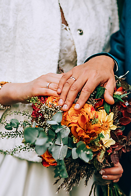 포토 JPG 해외이미지 손 드레스 여자 꽃 부케 결혼 신혼부부 결혼식 실내 들기 상반신 성인 앞모습 신체부위 축하 성인여자한명만 해외포토 식물 부부 옷 뷰포인트 꽃다발 컨셉 모션 사람 이벤트 내부 신혼 여자한명만 성인여자만 파일형식 이미지허브