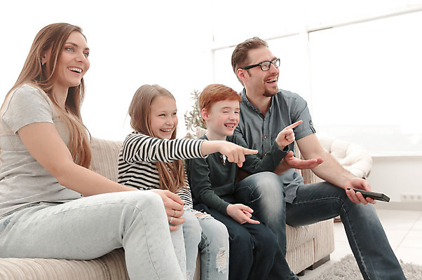 포토 JPG 해외이미지 응시 여자 남자 딸 행복 아들 어린이 거실 가족 엄마 남편 휴식 함께함 웃음 들기 앉기 소년 여러명 상반신 성인 옆모습 소파 텔레비전 가리킴 아빠 리모컨 안락 해외포토 시선 감정 뷰포인트 다수 컨셉 의자 관계 모션 표정 사람 손짓 전자제품 파일형식 이미지허브