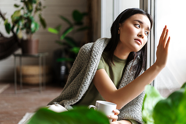 포토 JPG 해외이미지 라이프스타일 응시 여자 겨울 창문 피곤 한명 들기 동양인 상반신 성인 아웃포커스 머그컵 질병 소프트포커스 담요 성인여자한명만 해외포토 1 시선 계절 컨셉 의학 모션 촬영기법 사람 인종 생활 컵 여자한명만 성인여자만 파일형식 이미지허브