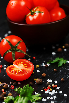 포토 JPG 해외이미지 그릇 토마토 방울토마토 검은배경 단면 실내 사람없음 소금 통후추 해외포토 식기 백그라운드 채소 내부 검은색 후추 파일형식 이미지허브