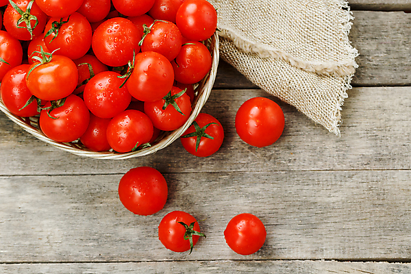 포토 JPG 해외이미지 토마토 방울토마토 실내 사람없음 하이앵글 바구니 삼베 가득함 담기 나무배경 해외포토 뷰포인트 백그라운드 채소 모션 내부 파일형식 천_직물 이미지허브
