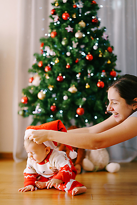 포토 JPG 해외이미지 백인 얼굴 어린이 크리스마스 거실 산타모자 엄마 휴가 새해 주택 실내 미소 사람 두명 장식 크리스마스트리 축제 화환 기쁨 아기 신생아 달콤 걸음마 뜨개옷 해외포토 서양인 모자_잡화 옷 기념일 꽃 감정 가족 모션 표정 내부 건물 신체부위 맛 파일형식 이미지허브