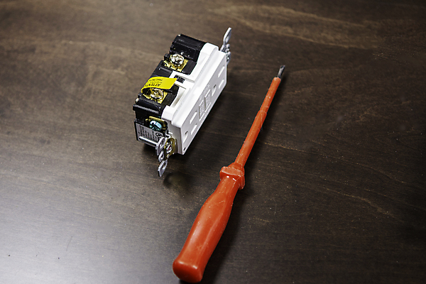 포토 JPG 해외이미지 직업 손 노동자 주택 함께함 실내 사람 사람없음 학습 힘 공구 업무 가르침 기술자 드라이버 수리 콘센트 확인 고정 보여주기 계약자 설치 해외포토 교육 컨셉 모션 내부 건물 신체부위 도구 작업 계약 파일형식 이미지허브